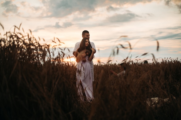 Foto gratuita hermosa pareja de pie en el campo.