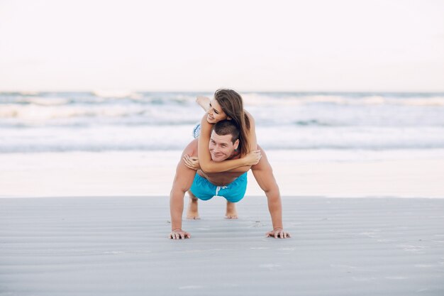 Hermosa pareja en la playa