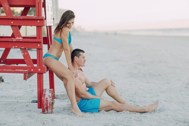 Hermosa pareja en la playa