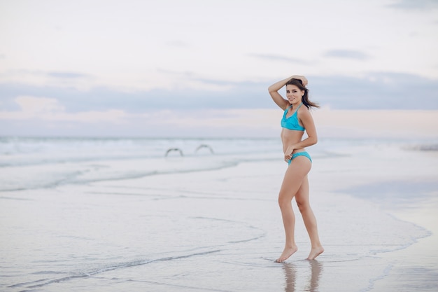 Hermosa pareja en la playa