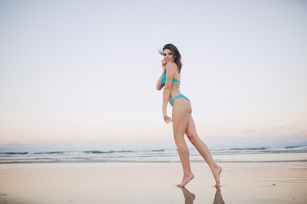 Hermosa pareja en la playa