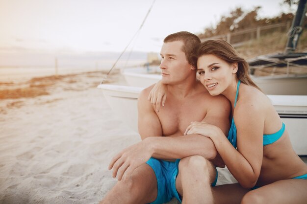 Hermosa pareja en la playa