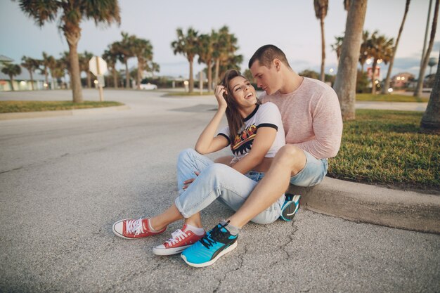 Hermosa pareja en la playa