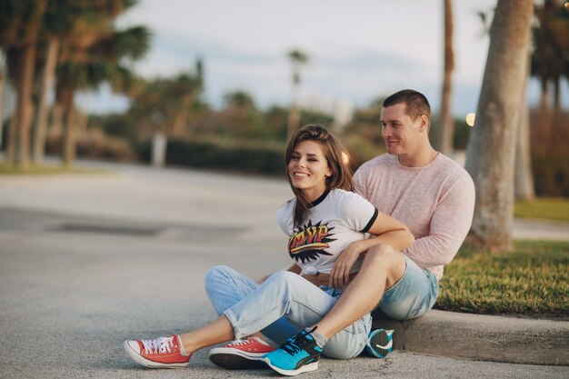 Hermosa pareja en la playa