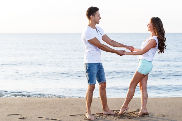 Hermosa pareja en el playa