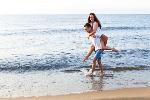 Hermosa pareja en el playa