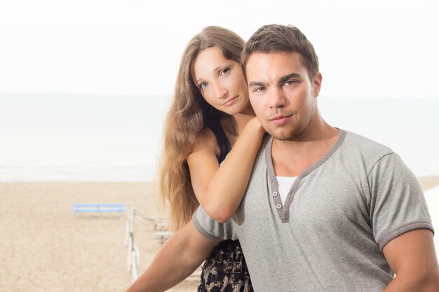 Hermosa pareja en el playa