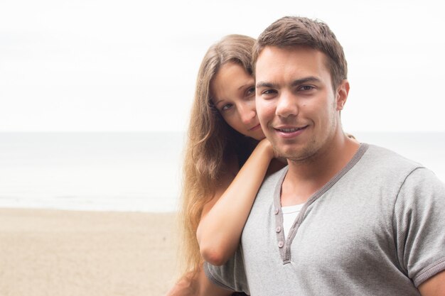 Hermosa pareja en el playa