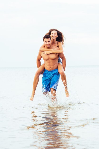 Hermosa pareja en el playa