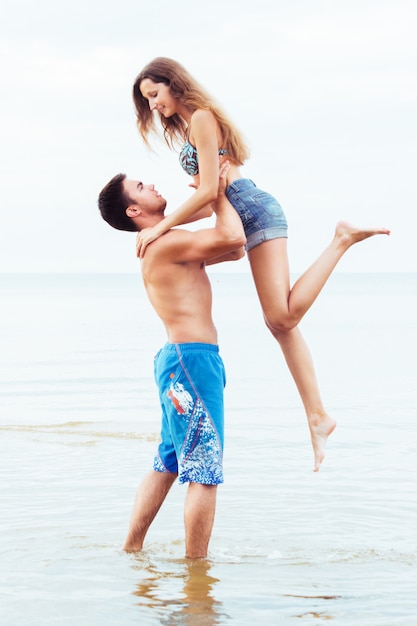 Hermosa pareja en el playa