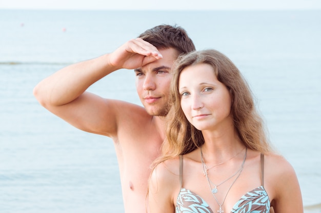 Hermosa pareja en el playa