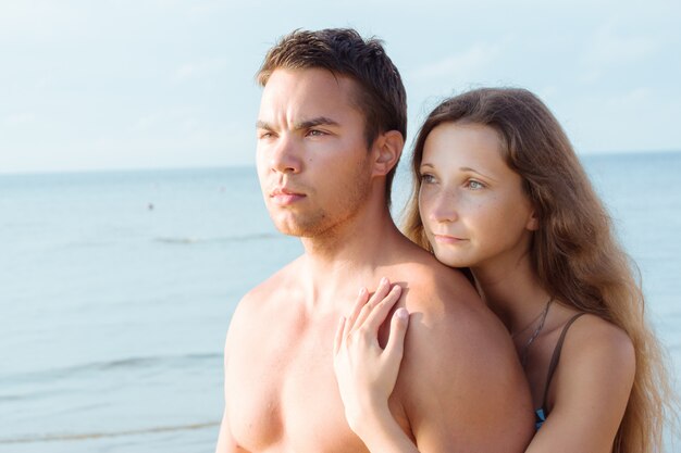 Hermosa pareja en el playa