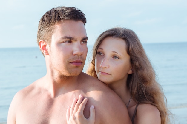 Hermosa pareja en el playa