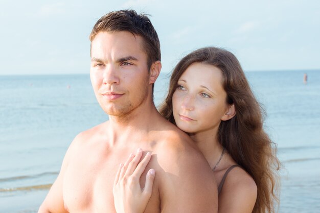 Hermosa pareja en el playa