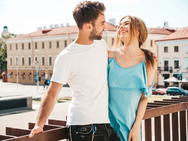 Hermosa pareja posando en la calle