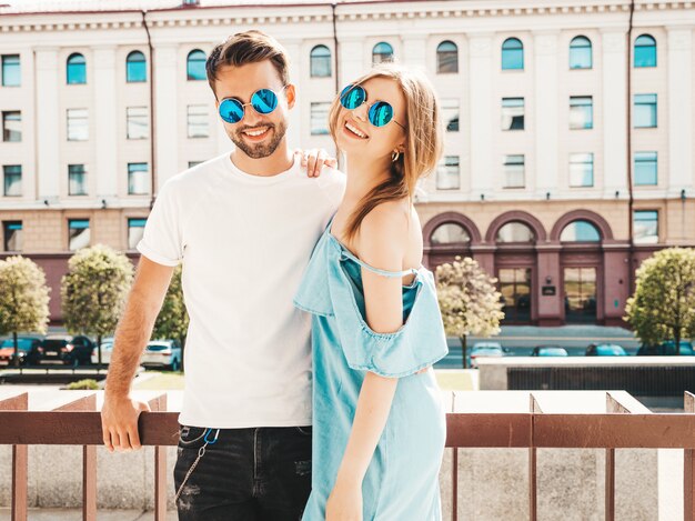 Hermosa pareja posando en la calle