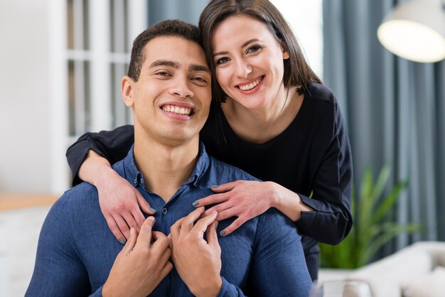 Hermosa pareja posando en el día de san valentín en casa