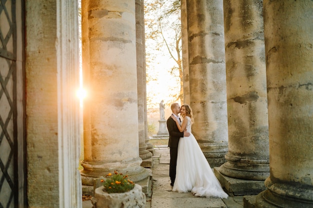 Foto gratuita hermosa pareja posando en el día de su boda