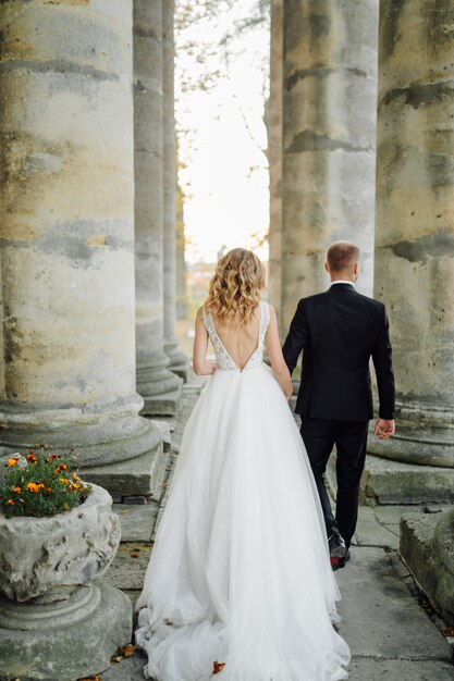 Hermosa pareja posando en el día de su boda