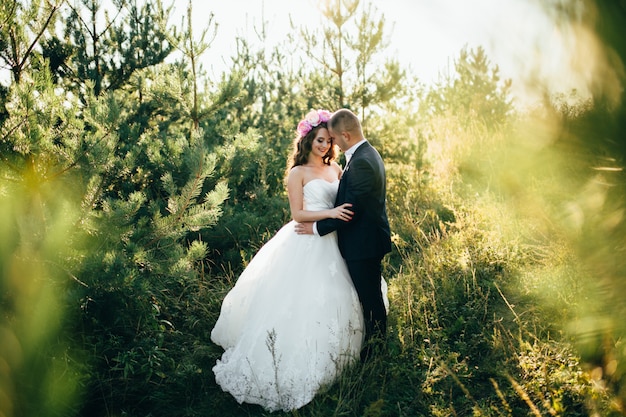 Hermosa pareja posando en el día de su boda