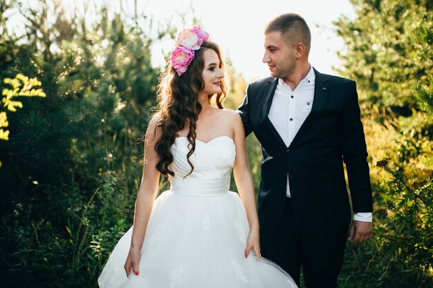 Hermosa pareja posando en el día de su boda