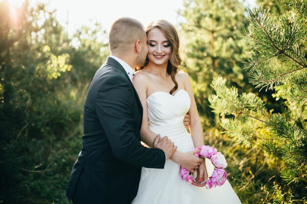 Hermosa pareja posando en el día de su boda