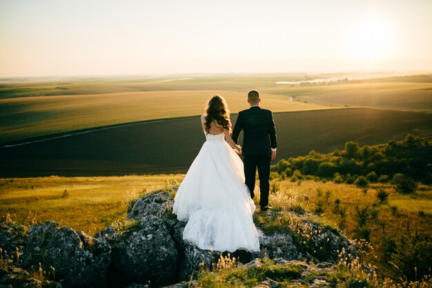 Hermosa pareja posando en el día de su boda