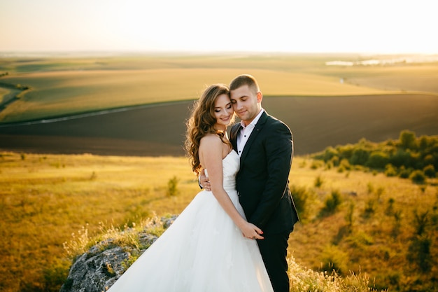 Hermosa pareja posando en el día de su boda