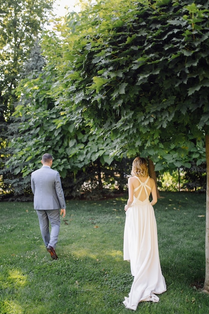 Hermosa pareja posando en el día de su boda