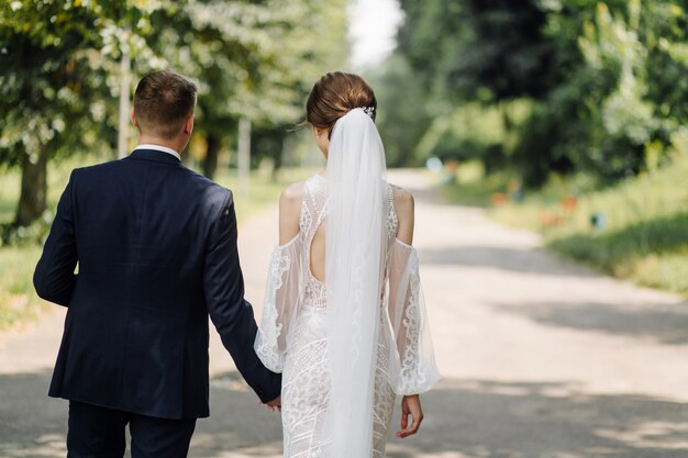 Hermosa pareja posando en el día de su boda