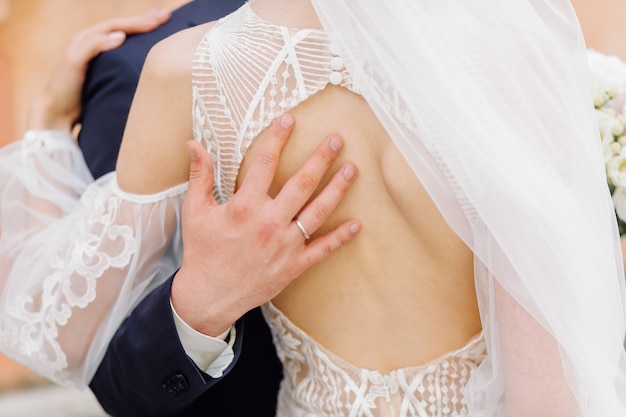 Foto gratuita hermosa pareja posando en el día de su boda