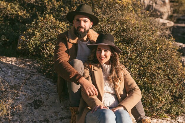 Hermosa pareja posando en la naturaleza