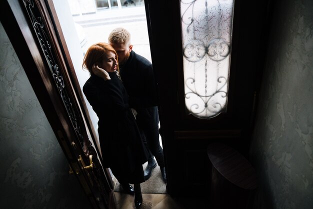 Hermosa pareja posando en la puerta posando