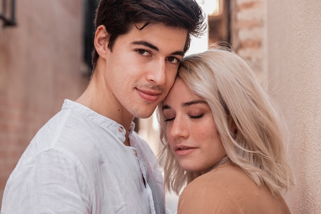 Hermosa pareja posando