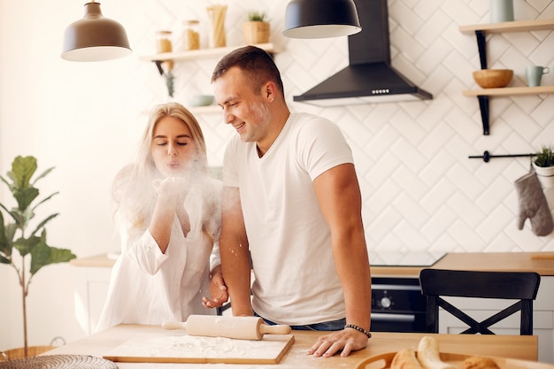 Hermosa pareja prepara comida en una cocina