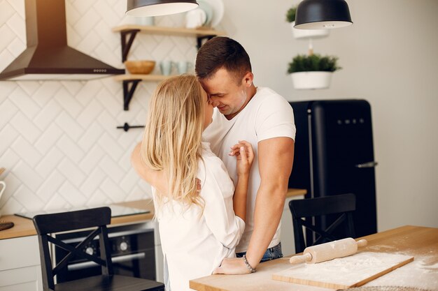 Hermosa pareja prepara comida en una cocina