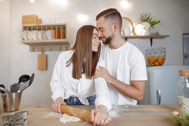 Hermosa pareja prepara comida en la cocina