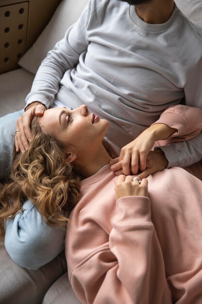 Hermosa pareja relajante en casa