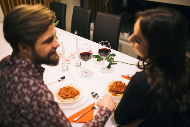 Foto gratuita hermosa pareja de relax en la cena romántica