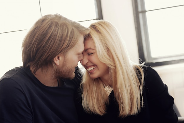 Hermosa pareja riendo juntos