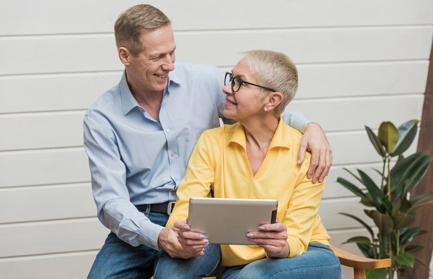 Foto gratuita hermosa pareja senior mirando el uno al otro