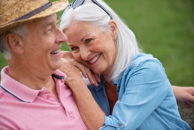 Hermosa pareja senior pasar tiempo de calidad juntos