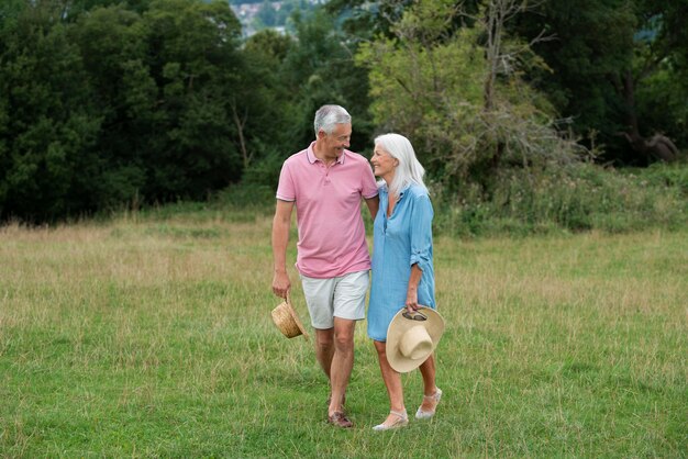 Hermosa pareja senior pasar tiempo de calidad juntos