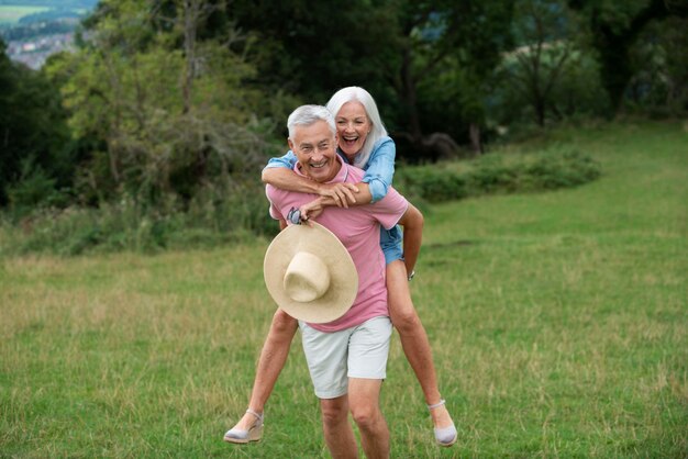 Hermosa pareja senior pasar tiempo de calidad juntos