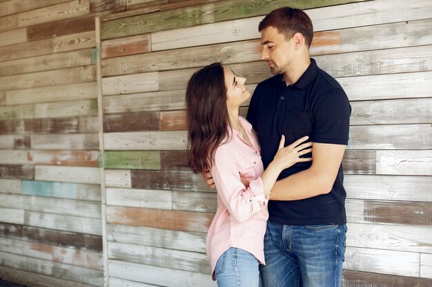 Hermosa pareja sentada en un café de verano