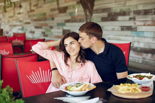 Hermosa pareja sentada en un café de verano