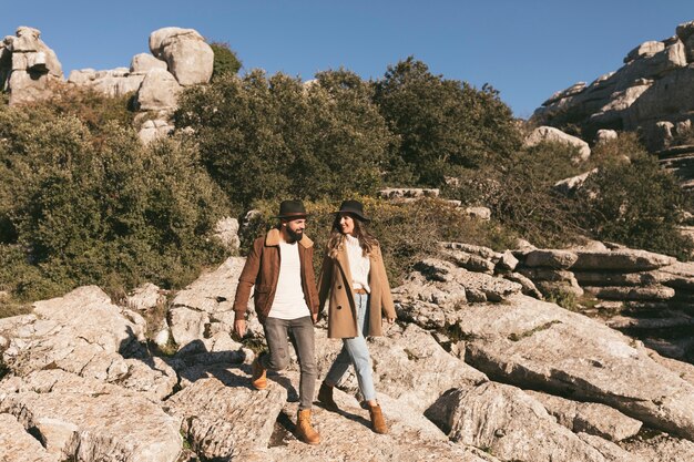 Hermosa pareja teniendo un viaje de montaña