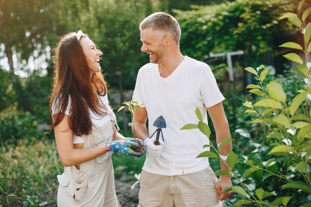 Hermosa pareja trabaja en un jardín