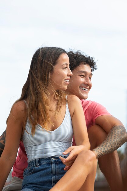 Hermosa pareja viajera al aire libre