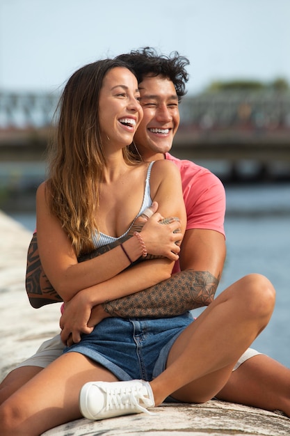 Hermosa pareja viajera al aire libre